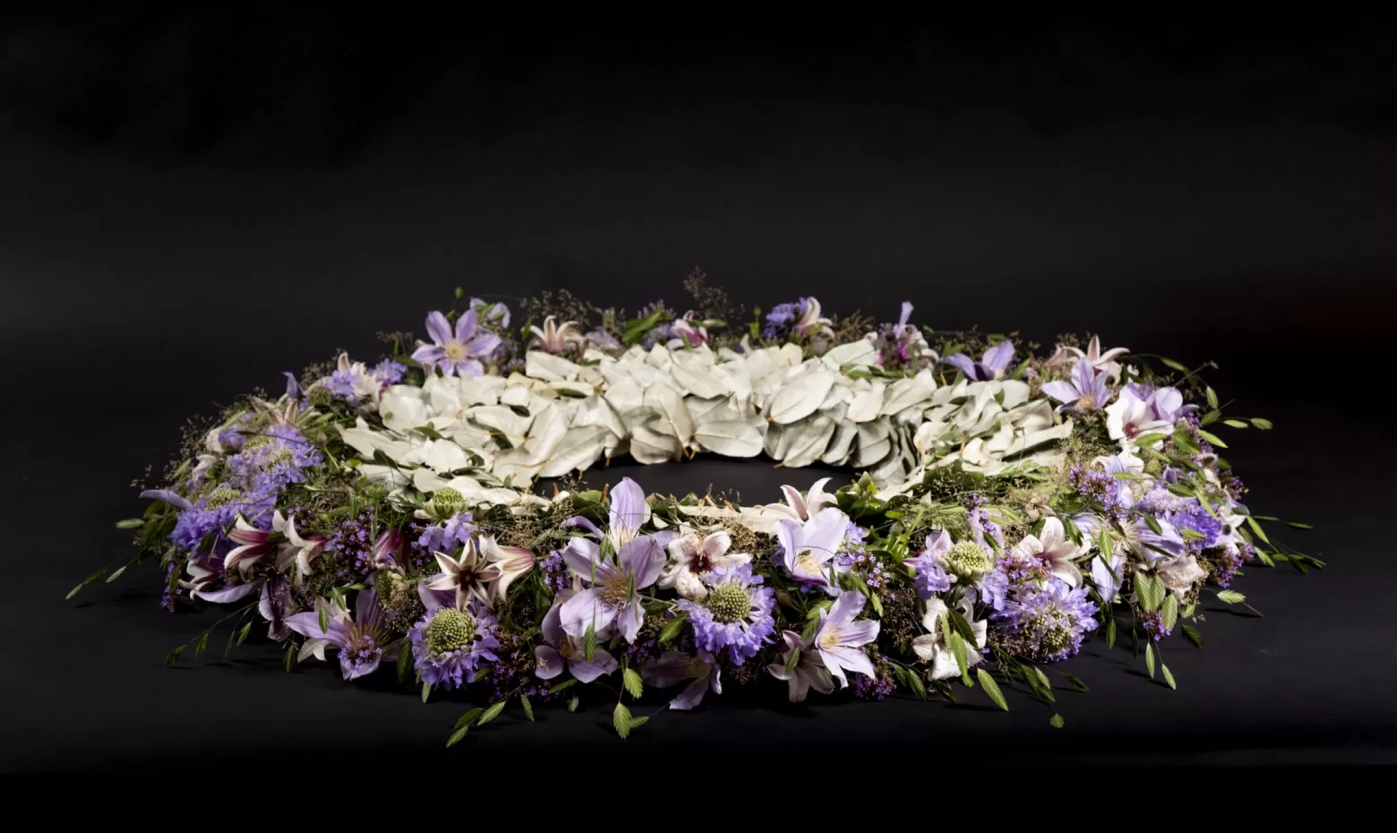 Funeral wreath with Scabiosa Lavender Scoop® and Clematis Amazing® Star River and Sevilla and Chasmanthium