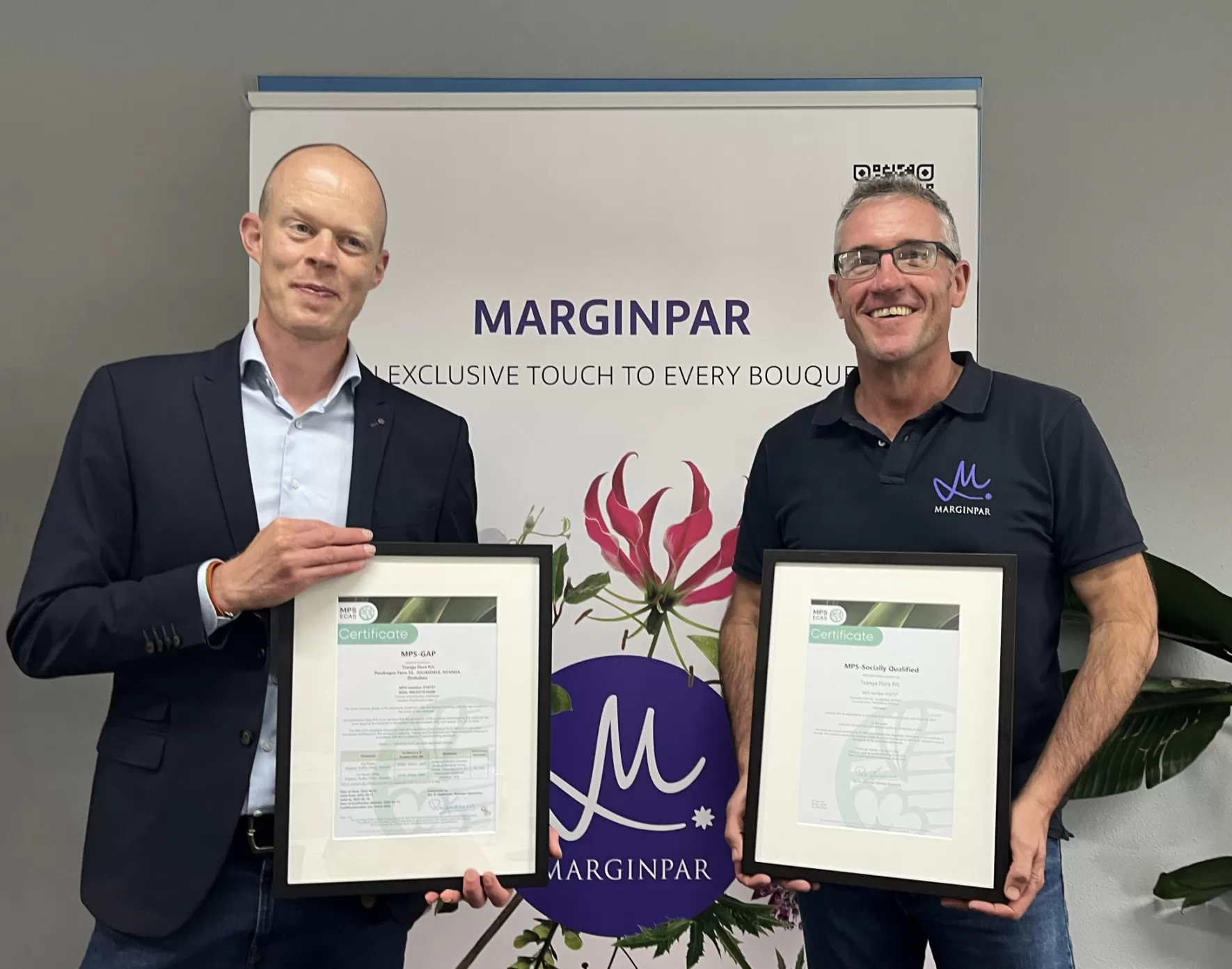 Arthij van der Veer (MPS) en Rob Lindsay (Director of Tsanga Flora) met de MPS certificaten