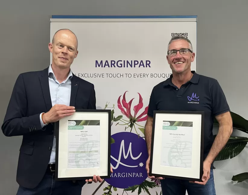 Arthij van der Veer (MPS) and Rob Lindsay (Director of Tsanga Flora) with the MPS certificates