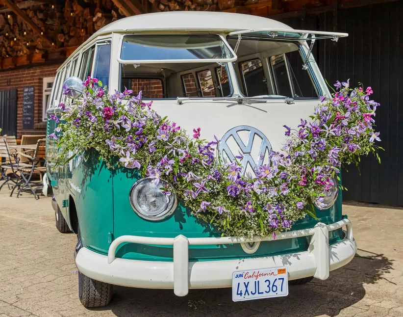 Volkswagen bus Hochzeitsblumen Chasmanthium Latifolium ‘Mantis’, Gypsophila ‘Xlence®’, Limonium ‘China White’, Clematis Amazing® ‘Kyiv’, ‘London’, ‘Rome’ ‘Star River’