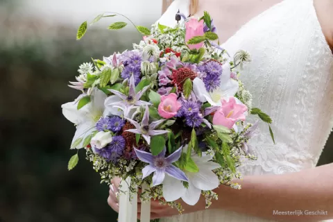 Blumenstrauß mit Clematis, Chasmanthium, Campanula, Aster