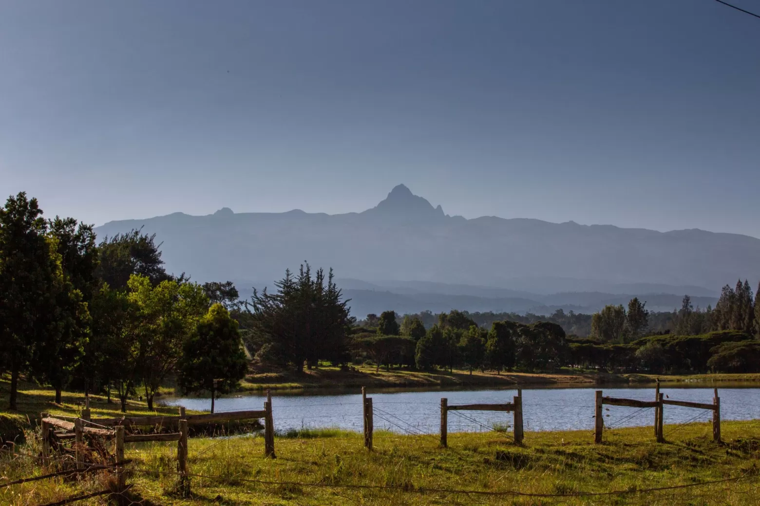 Wasserlagune auf einer Blumenfarm in Kenia