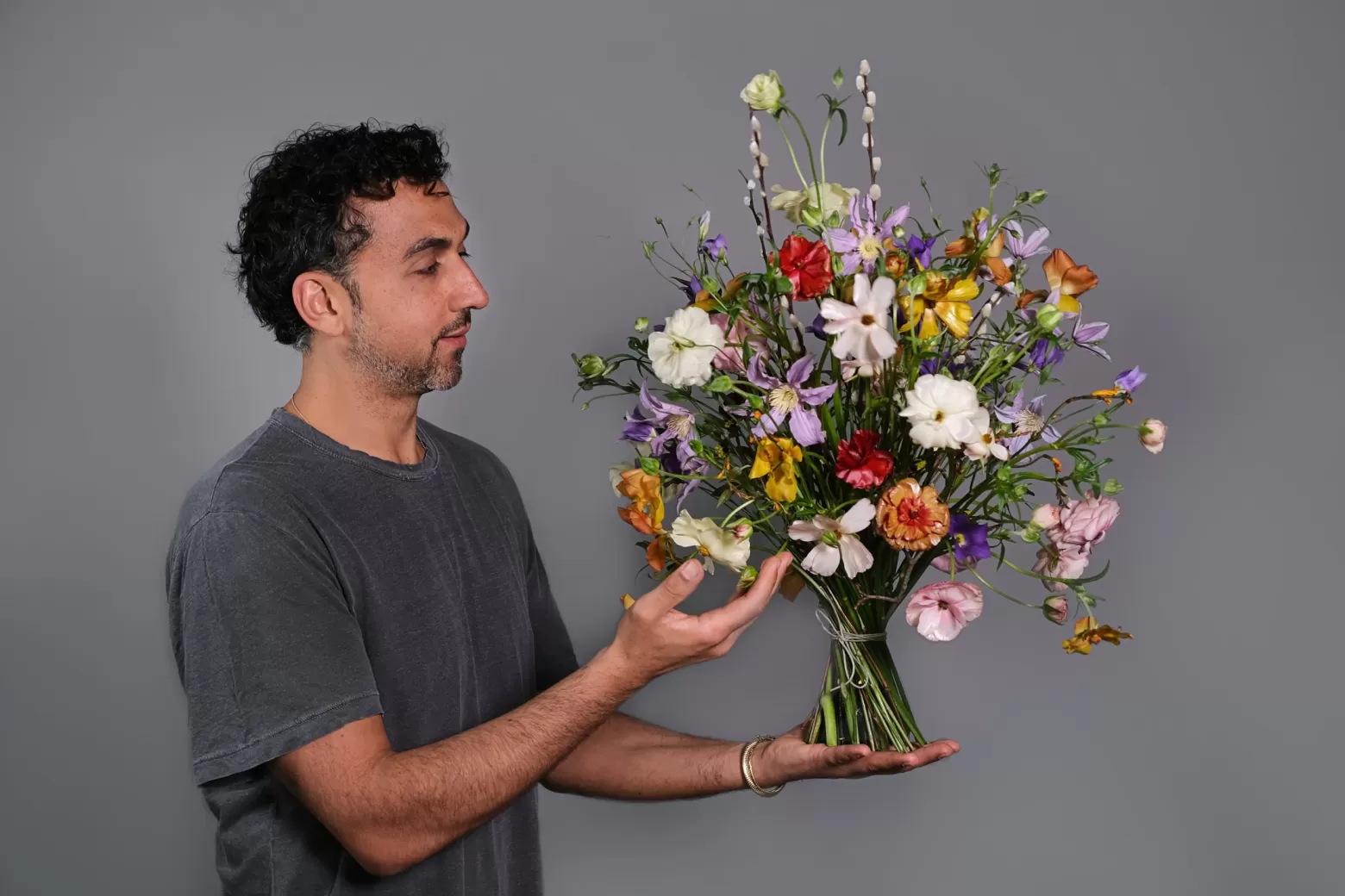 Dmitry Turcan mit Blumenstrauß