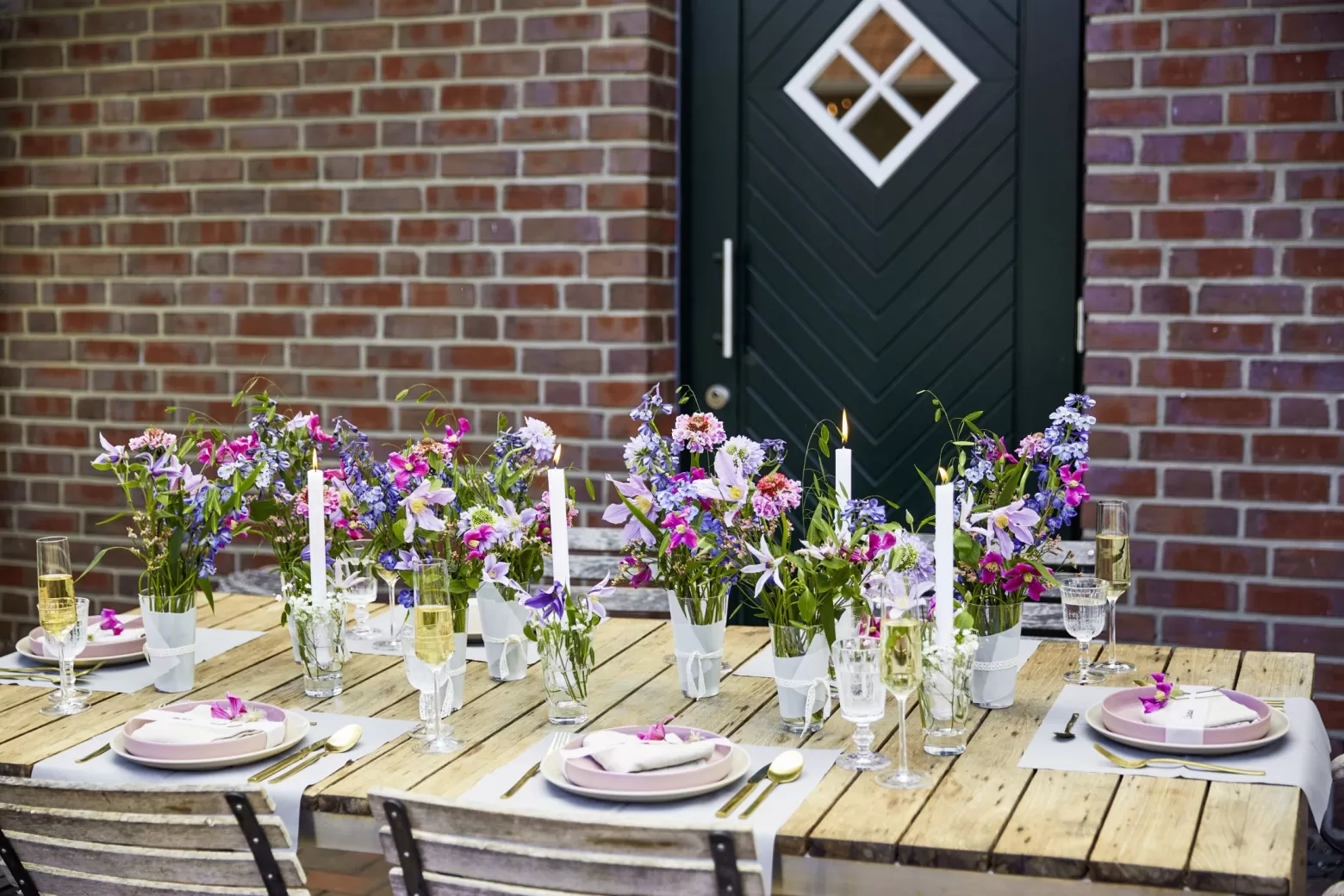 Table decoration wedding diner Clematis Amazing® ‘Havana’, ‘Kyiv’, ‘London’, ‘Miami’, ‘Star River’, Delphinium ‘Blue Donna’, Limonium ‘Princess Diamond’ en Scabiosa ‘Focal Scoop™ Bicolor Pink’, Gypsophila ‘Xlence®’