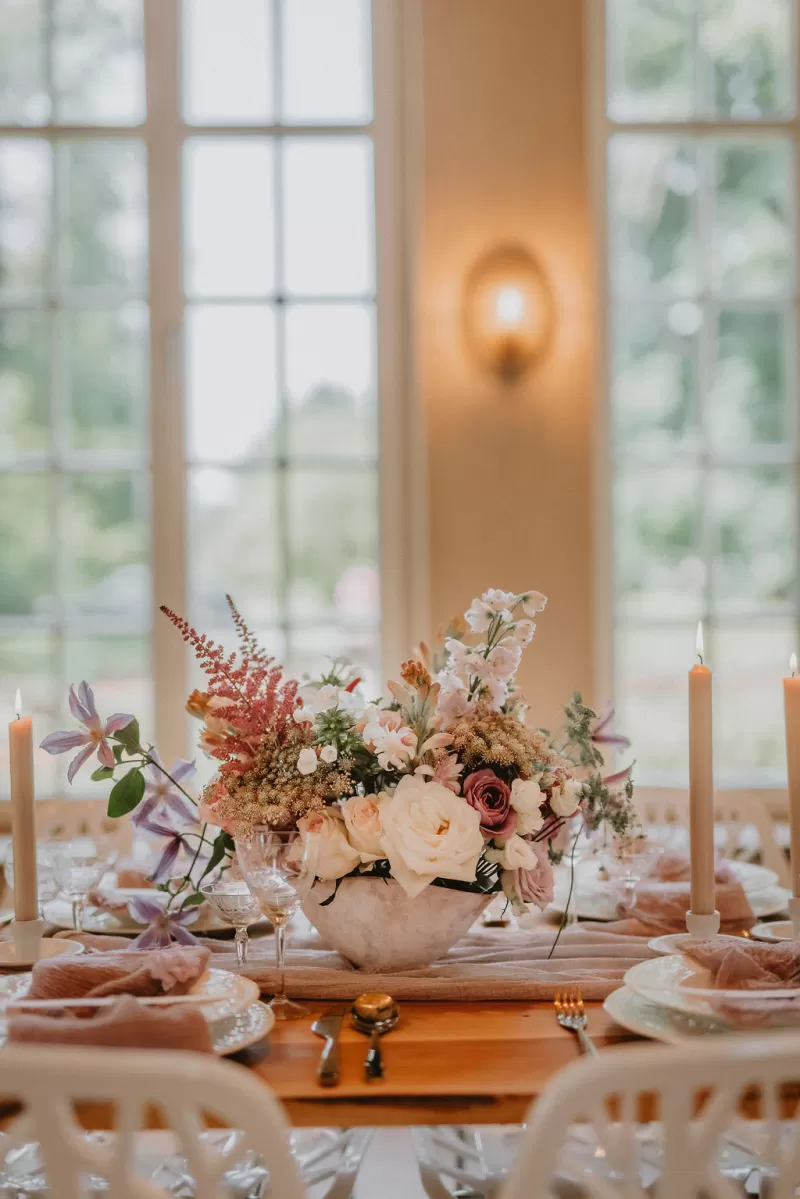 Romantisch tafel decor bruiloft bloemen