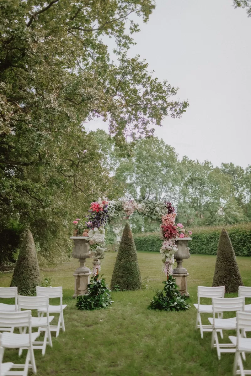 Romantische buiten bruiloft huwelijksboog