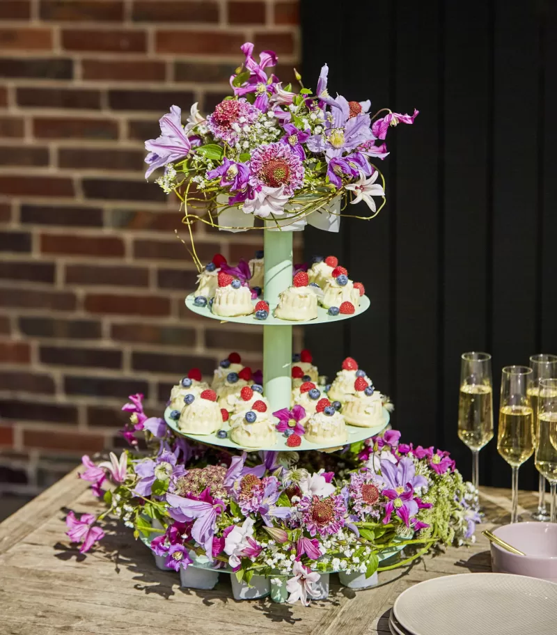 Etagere wedding flowers Clematis Amazing® ‘Kyiv’, ‘London’, ‘Sevilla’, ‘Star River’, ‘Kibo’, Scabiosa ‘Focal Scoop™ Bicolor Pink’, Limonium ‘China White’, Gypsohila ‘Xlence®’, Daucus Corota ‘Dara’