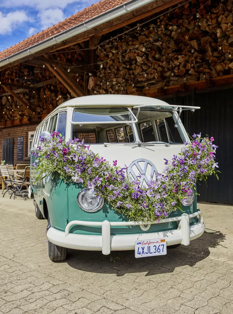 Volkswagen bus trouwbloemen Chasmanthium Latifolium ‘Mantis’, Gypsophila ‘Xlence®’, Limonium ‘China White’, Clematis Amazing® ‘Kyiv’, ‘London’, ‘Rome’ ‘Star River’