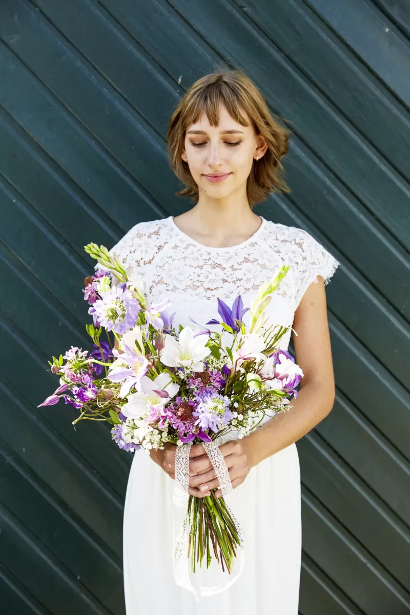 Bridal bouquet Clematis Amazing® ‘London’, ‘Oslo’, ‘Sevilla’, ‘Star River’, ‘Rome’, ‘Vienna’, Limonium ‘China White’, Polianthes ‘Elle Pink’, Scabiosa ‘Focal Scoop™ Bicolor Pink’