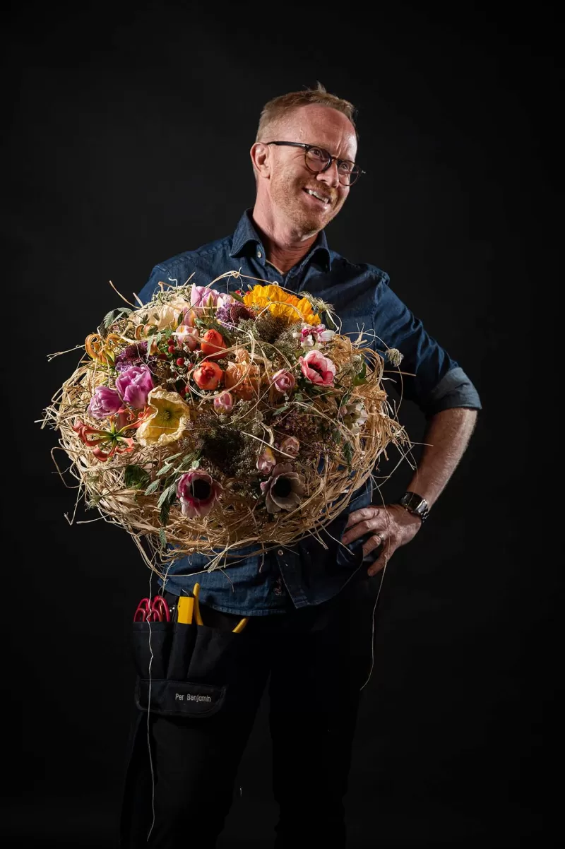 Workshop flowers on the slopes Per Benjamin design Gloriosa Superba Simba Fifty Shades, Chasmanthium Latifolium ‘Mantis’, Scabiosa Focal Scoop™ Bicolor Pink, Hypericum Magical Triumph, Clematis Amazing® Kibo, Daucus carota ‘Dara’, Limonium China White & Limonium Max Diamond