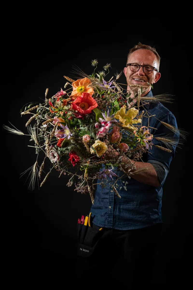 Workshop flowers on the slopes Per Benjamin design Clematis Amazing® Kibo, Clematis Amazing® London, Daucus carota ‘Dara’, Hypericum Magical Triumph, Gloriosa Superba Simba Fifty Shades, Chasmanthium Latifolium ‘Mantis’, Limonium China White & Limonium Max Diamond