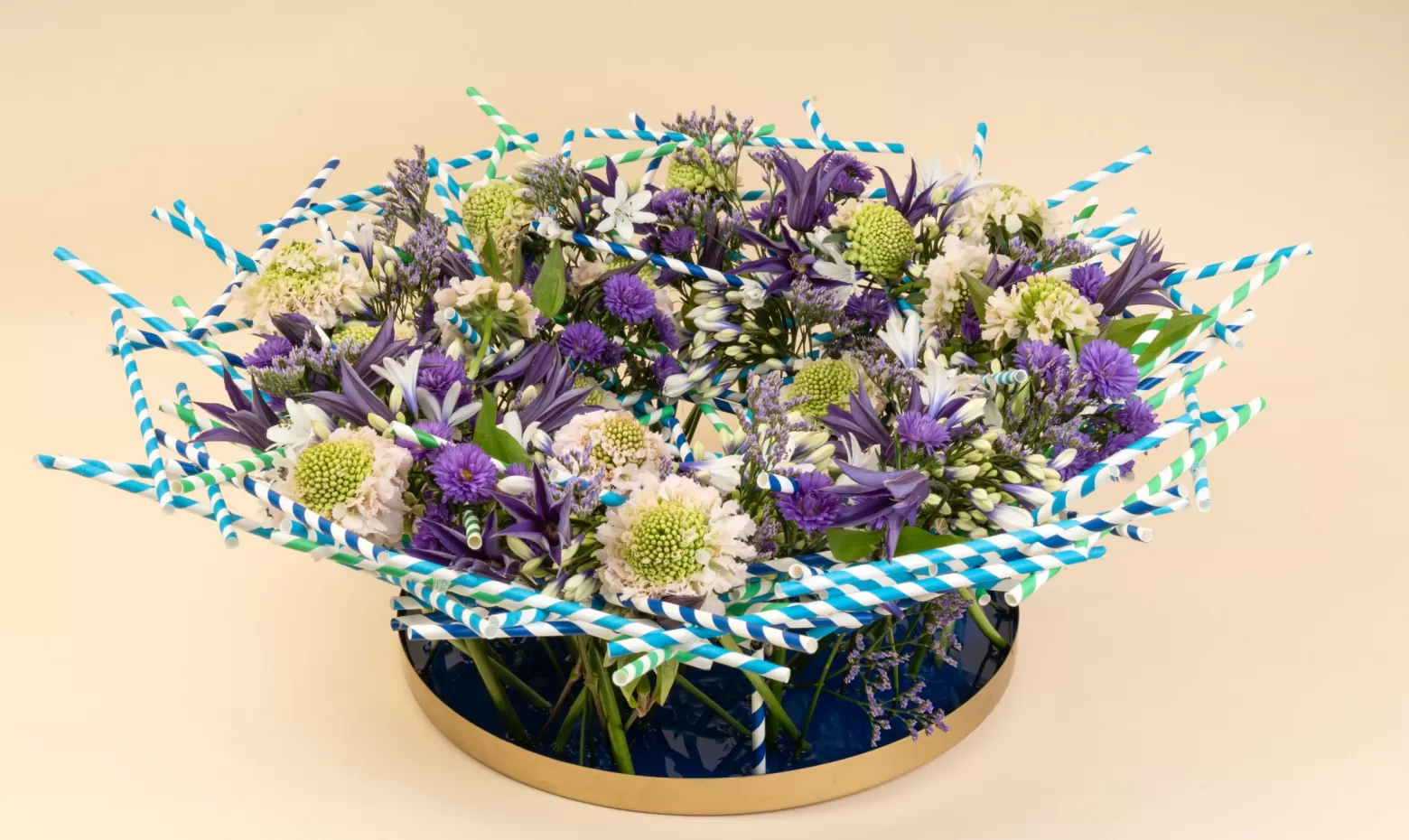 Alex Segura ontwerp Scabiosa Bon Bon Scoop™ French Vanilla, Agapanthus Twister, Limonium Safora Dark Blue, Clematis Amazing® Oslo, Aster Dark Milka