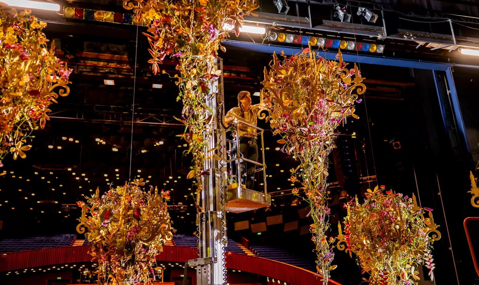 Hanneke Frankema - Floral Chandeliers