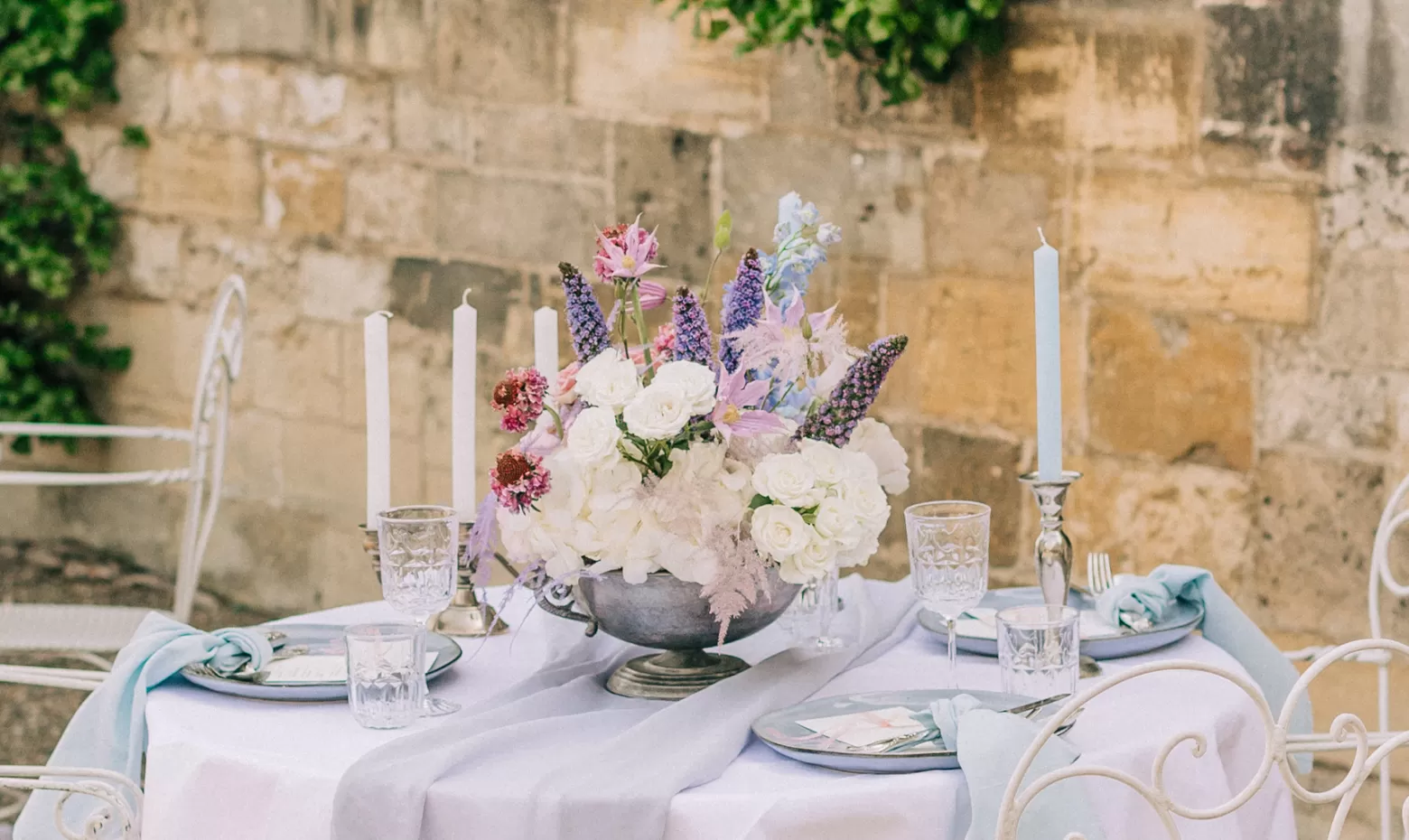 Bruiloft cocktail hour tafelstukken bloemwerk, Clematis Amazing®, Delphinium, Scabiosa, Astilbe