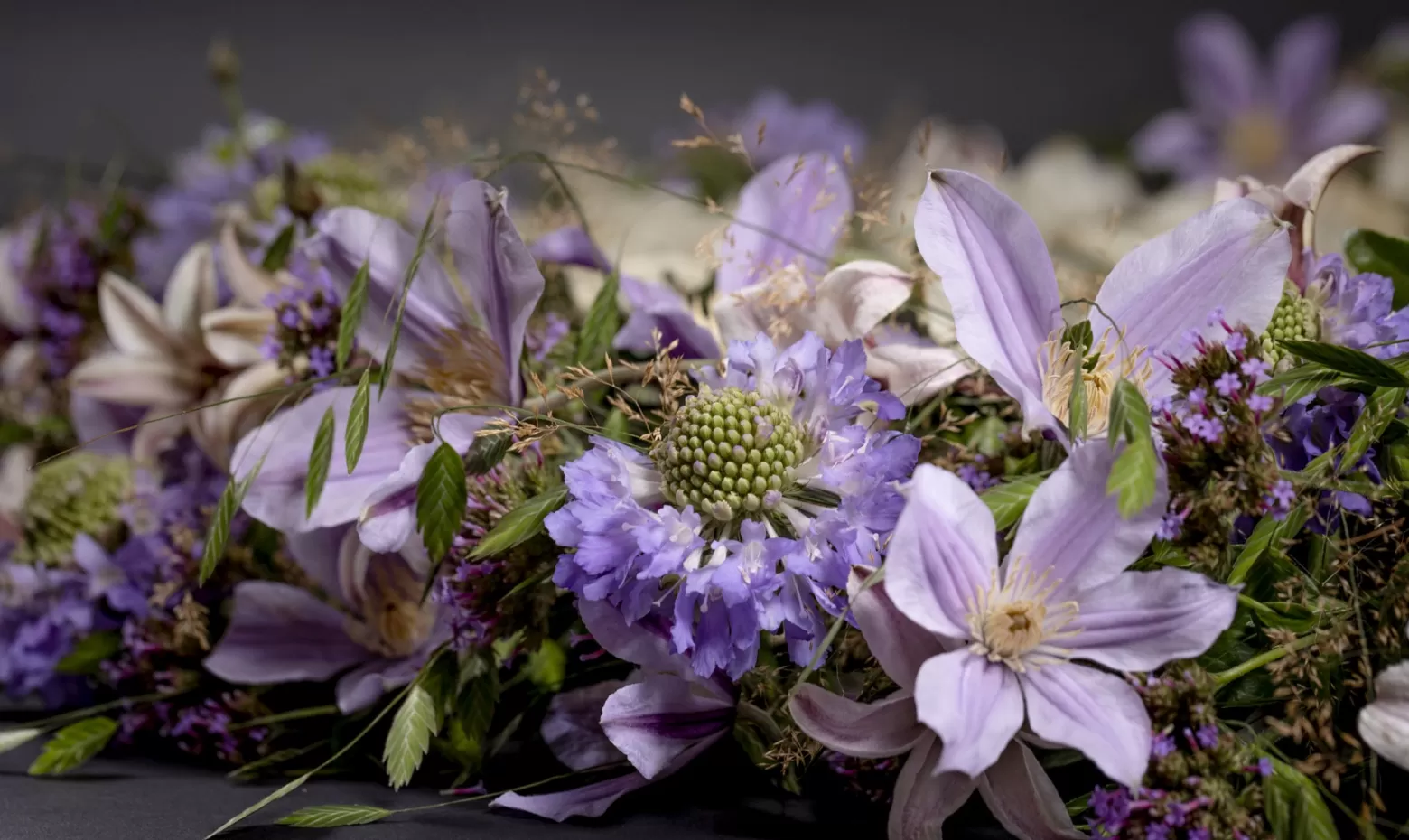 Funeral wreath with Scabiosa Lavender Scoop® and Clematis Amazing® Star River and Sevilla and Chasmanthium