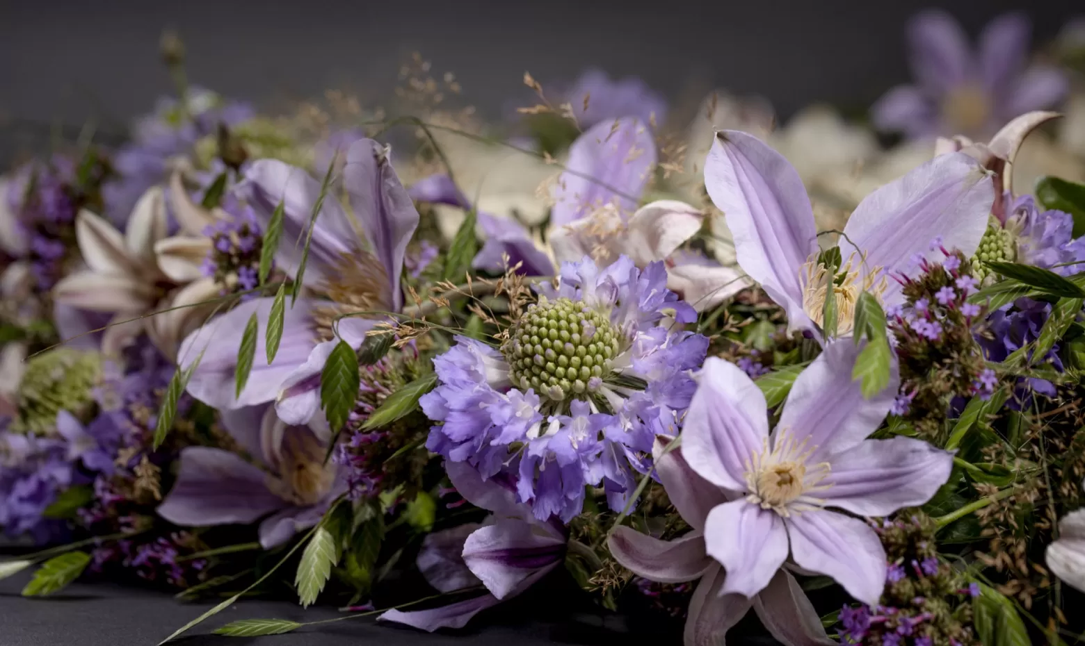 Trauerkranz mit Scabiosa Lavender Scoop® und Clematis Amazing® Star River und Sevilla und Chasmanthium