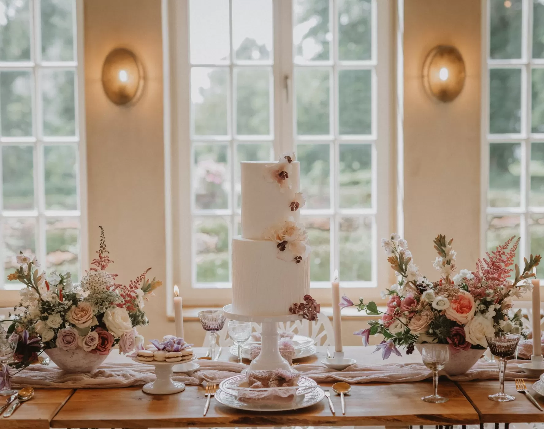 romantic wedding flowers cake