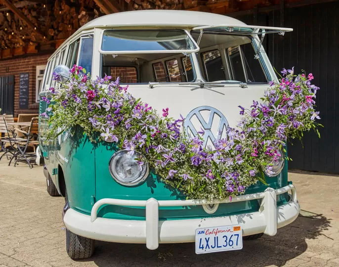 Volkswagen bus trouwbloemen Chasmanthium Latifolium ‘Mantis’, Gypsophila ‘Xlence®’, Limonium ‘China White’, Clematis Amazing® ‘Kyiv’, ‘London’, ‘Rome’ ‘Star River’